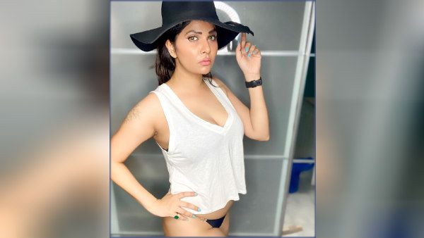 நிக்கருடன் போஸ் கொடுத்த நடிகை.. கலரை சொல்லி பிடிக்குமா என உசுப்பல்.. வச்சு செய்யும் நெட்டிசன்ஸ்!