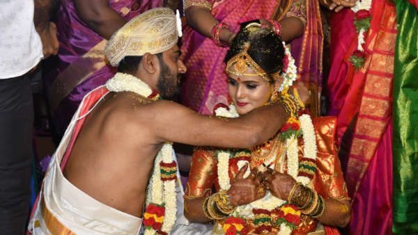 லாக்டவுனில்..பிரபல நடிகை திடீர் திருமணம்..10 வருட காதலரை கரம் பிடித்தார்..நடிகர், நடிகைகள் வாழ்த்து!