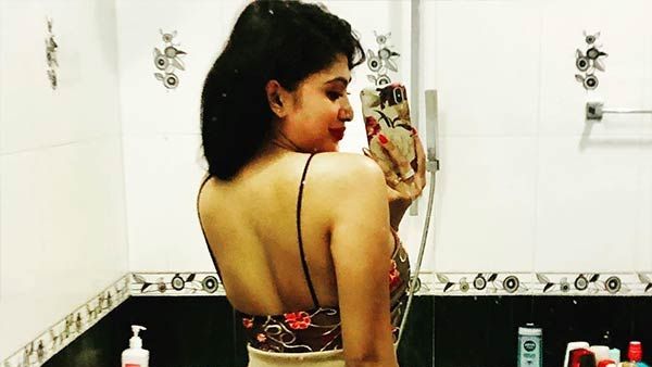 இப்படி காட்டினால் எங்கே பார்ப்பது பியூமி.. சிங்கள நடிகையால சூடாகும் நெட்டிசன்ஸ்!