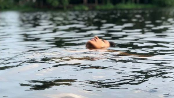 தண்ணீரில் மிதந்தபடி வானம் பார்க்கும் பிரபல ஹீரோயின்.. காதுகளில் அது காதல் மொழி பேசுச்சாமே!