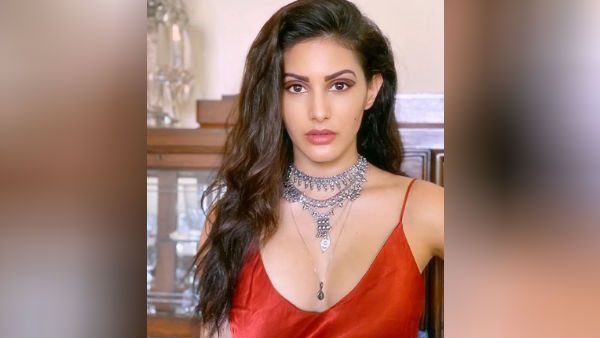 ஃபோட்டோ கேப்ஷனுக்கு ஜான் கீட்ஸ் கவிதை.. தனுஷ் நாயகியை 'பொயட்டிக்'காக வர்ணிக்கும் ரசிகர்கள்!