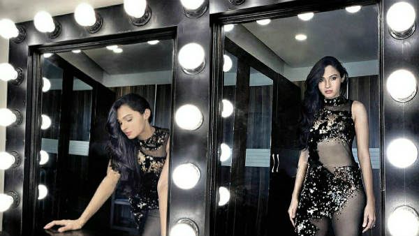 ஹைஹீல்ஸ்..மினுமினுக்கும் உடை.. சும்மா கும்முன்னு இருக்கீங்க ஆண்ட்ரியா !