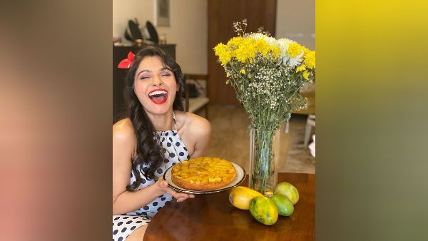 குட்டி உடையில் ..கவர்ச்சி காட்டி கேக்.. ஆண்ட்ரியாவின் வைரல் வீடியோ !