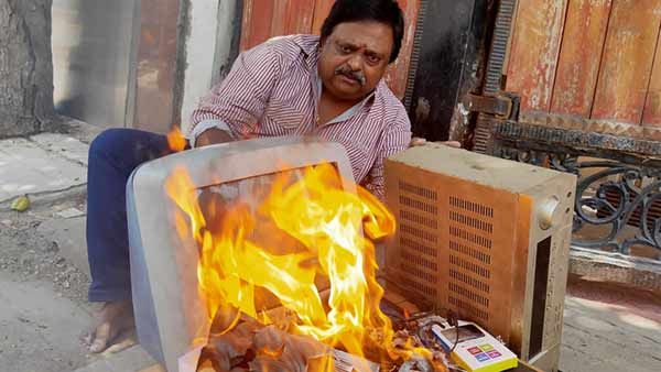 கல்வான் மோதலுக்கு எதிர்ப்பு.. சீனப் பொருட்களை கொட்டி தீ வைத்துக் கொளுத்திய பிரபல இயக்குனர்!
