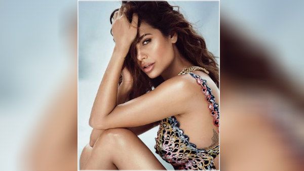 ஓரக்கண்ணால ஓரங்கட்டும் பிரபல நடிகை.. அந்த டாட்டூவையும், அந்த உதடுகளையும்.. வர்ணிக்கும் வாலிபர்கள்!