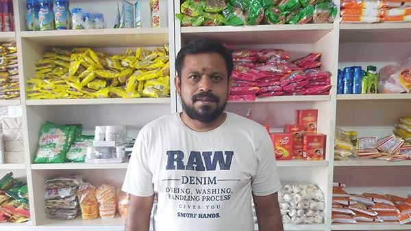 கொரோனாவால் முடங்கியது சினிமா தொழில்.. மளிகை கடை திறந்த திரைப்பட இயக்குனர்.. மக்களுக்கு உதவ திட்டம்!