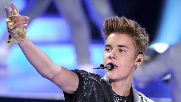 பாலியல் புகார்.. அப்போது முன்னாள் காதலியுடன் இருந்தேன்.. அமைதியாக நிராகரித்த பிரபல பாடகர்!