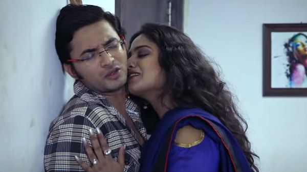 18+: ஆண்களை மயக்கி ஆசையை தீர்த்துக் கொள்ளும் திருமணமான பெண்.. டாப்லெஸில் மிரள விடும் கவிதா பாபி2!