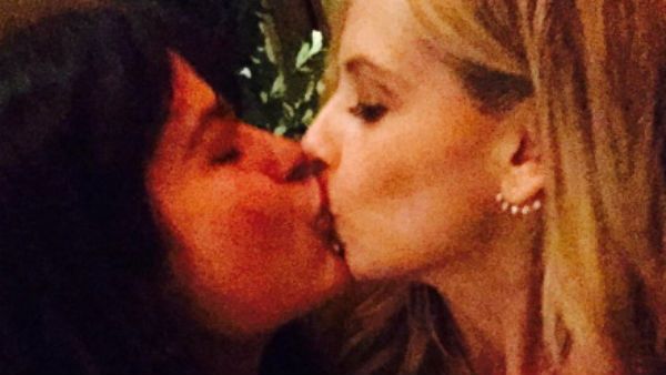 21 வருடம் ஆனாலும்.. அந்த ஏக்கம் இன்னும் மாறல.. மீண்டும் அரங்கேறிய அந்த லெஸ்பியன் முத்தம்!