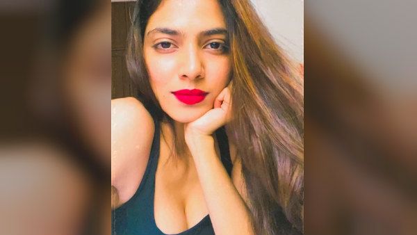 'யக்கோவ்.. 'மாஸ்டர்' ரிலீஸ் பற்றி தகவல் சொல்லுங்களேன்..' விஜய் ஹீரோயினிடம் கேட்கும் ஃபேன்ஸ்!