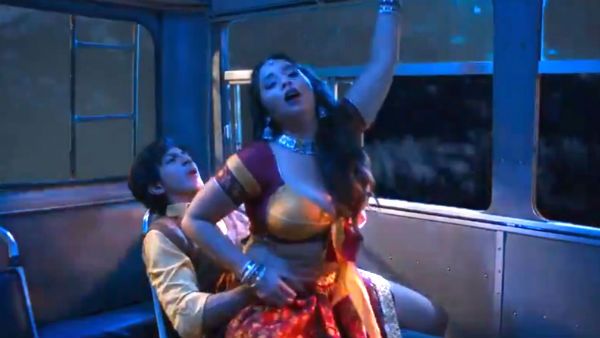 18+: பருப்பு விற்கும் பெண்ணுடன்.. பஸ்க்குள்ளேயே உல்லாசம்.. தீயாய் பரவும் மஸ்த்ராமின் பலான காட்சி!