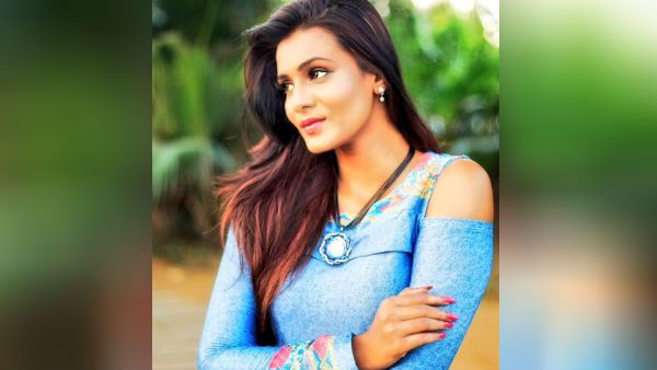 என்னை வெட்கப்பட வைக்கிறாய்.. காதலருடன் டிவிட்டரில் ரொமான்ஸ் செய்யும் மீரா மிதுன்!