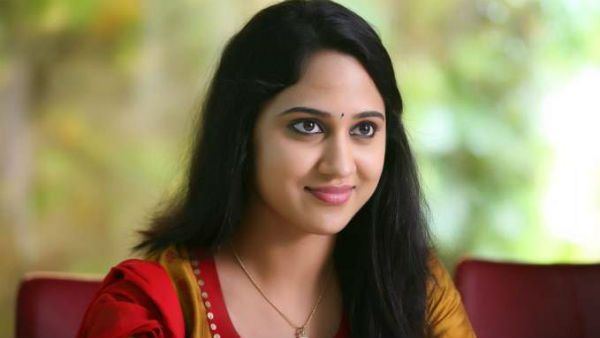 லாக்டவுனில் அவசரம் அவசரமாக நடந்த திருமண நிச்சயதார்த்தம்.. பிரபல நடிகைக்கு செப்டம்பரில் கல்யாணம்!