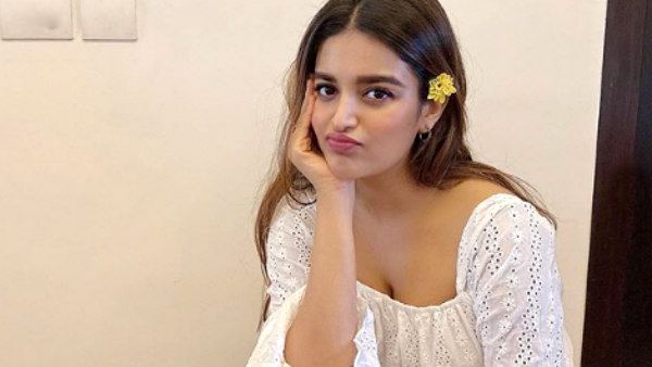 கூந்தலில் பூ, கண்களில் கனவு..பிரபல நடிகையின் கவிதை கேப்ஷன்..ட்ரீம்ஸை கேட்டு அடம்பிடிக்கும் ரசிகர்கள்