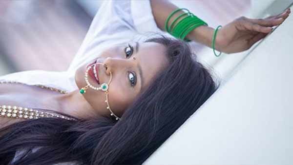 ஆடையேதும் அணியாமல்.. இப்படி அப்பாவியாய் உட்கார்ந்து இருக்கிறாரே இந்த நடிகை.. வைரலாகும் போட்டோஸ்!