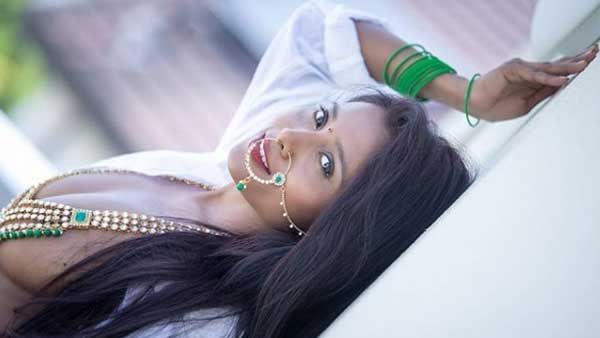 ஆடை ஏதும் அணியாமல்.. அணிகலனே போதும்.. மல்லாக்கப்படுத்துக் கொண்டு.. ஒரு மார்கமாக போஸ் கொடுத்த நடிகை!