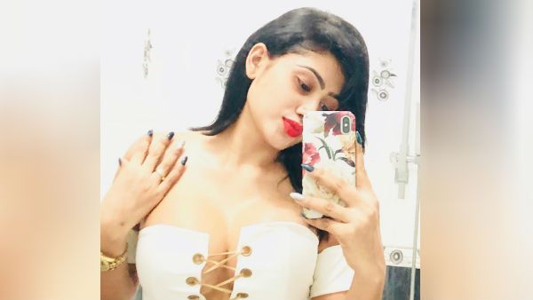 முன்னழகை காட்டி பாத்ரூமில் அப்படி ஒரு செல்பி.. ஷு லேஸ் போன்ற உடையில் கிறங்கடிக்கும் சிங்கள நடிகை!