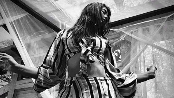 ஒரே வைப்ரேஷன் தான் போல.. பிளாக் அண்ட் ஒயிட் மோடில்.. நைட் டிரெஸ்ஸில் குத்தாட்டம் போடும் பூஜா!