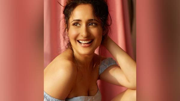 உங்க அழகுக்கும் திறமைக்கும் நல்ல வாய்ப்புகள் டோரைத் தட்டும்.. பிரபல நடிகைக்கு ரசிகர்கள் ஆருடம்!