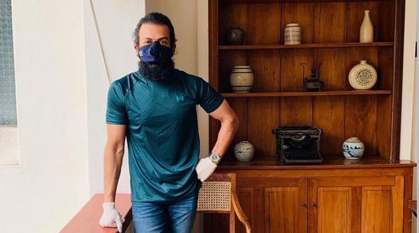 அடப்பாவமே.. வெளிநாட்டில் இருந்து பிரபல ஹீரோவுடன் வந்தவருக்கு கொரோனா பாதிப்பு.. தீவிர சிகிச்சை!