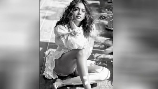 கருப்பு வெள்ளையில் பிரபல நடிகையின் அப்படி இப்படி போட்டோ.. டிரெஸ்சை மாற்றச் சொல்லும் ரசிகர்கள்!