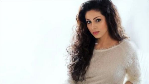 ’டார்ச்லைட்’ சதா பெயரில் வைரலாகும் டிவிட்டர் அக்கவுண்ட்.. ஃபேக் ஐடி என சந்தேகப்படும் நெட்டிசன்ஸ்?