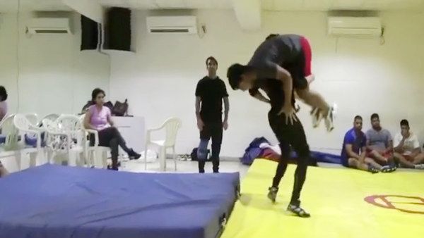 அலேக்காக தூக்கி போட்டு.. குஸ்தி சண்டை..பிரபல நடிகை வெளியிட்ட வீடியோ !