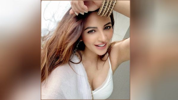 தினமும் ஒரு நிறம்.. பக்காவாக தெரியும் முன்னழகு.. ஷாமா சிக்கந்தரின் போட்டோஷூட் ரகசியம் !