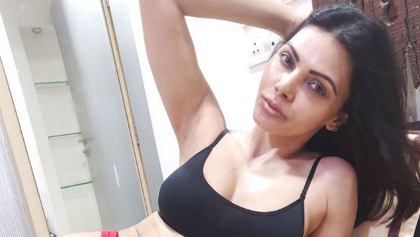 எவ்ளோ பெருசு.. நடிகையின் போட்டோவை பார்த்து பெருமூச்சு விடும் ஃபேன்ஸ்.. டபுள் மீனிங் கமெண்ட் வேற!