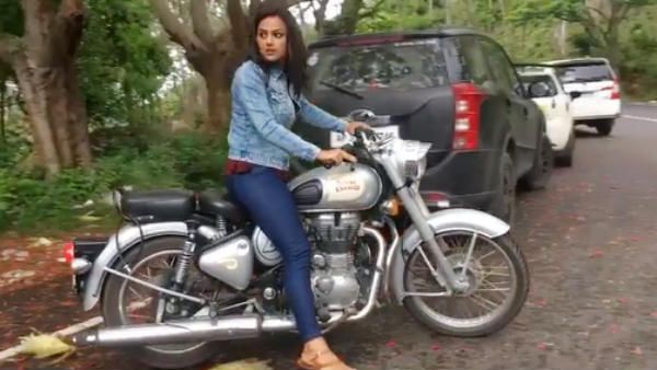 போல்டான நடிகை என்றால் பைக் ஓட்டணும்.. இதுதான் இந்திய சினிமா.. விழுந்த கதையை சொன்ன ஷ்ரத்தா ஸ்ரீநாத்!