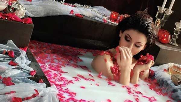 பாத் டப்பில் பால், ரோஜாப்பூ எல்லாம் இருக்கு.. வைரலாகும் பிரபல நடிகையின் நிர்வாணக் குளியல்!