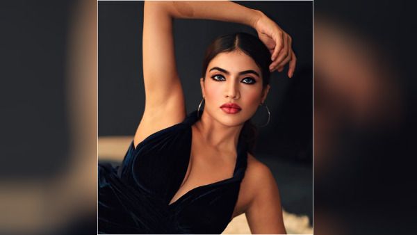 பூஜா ஹெக்டே மாதிரி இருக்கீங்க.. பிளாக் கவுனில் ஊர்வி ஷெட்டி.. உசுப்பேற்றும் ரசிகர்கள்!