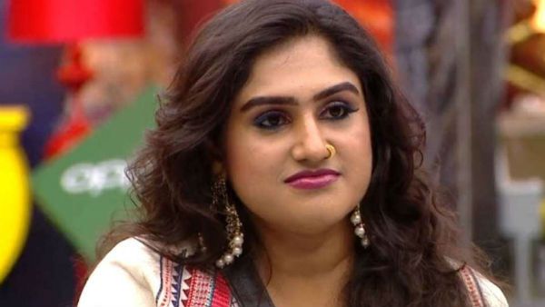 என்ன ஆன்ட்டி இதெல்லாம்.. ஸ்கூல் பசங்க போல.. நடிகையின் டாட்டூவை பார்த்து பங்கம் செய்யும் நெட்டிசன்ஸ்!