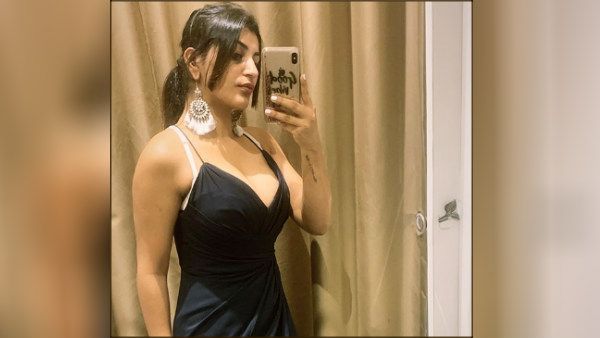 பிளாக் ஏஞ்சல் மாதிரி ஆகிட்டீங்க.. செல்ஃபி எடுக்கும் யாஷிகாவை வர்ணிக்கும் விசிறிகள்!