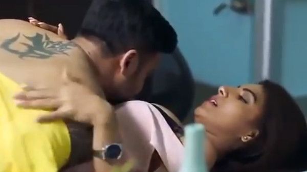 18+: அவ்வளவு அவசரம்.. ஆபீஸ் ரூம் டேபிளிலேயே.. எல்லை மீறும் ஜோடி.. சூடாக்கும் வெப் சீரிஸ்!