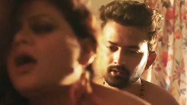 18+: ஆன்ட்டியின் ஆடை களைத்து ஆயில் மசாஜ் .. வேற லெவல் இளைஞர்.. வைரலாகும் வெப் சீரிஸ்!