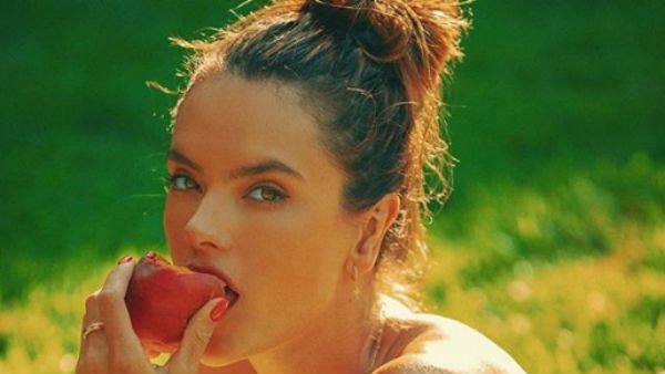 வாயில் ஆப்பிள்.. அதை மறைக்கும் பூ.. முழு நிர்வாணமாக போஸ் கொடுத்த பிரபல நடிகை.. வைரலாகும் போட்டோ!