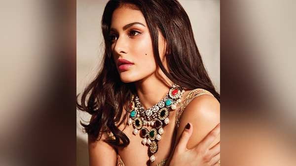 ஷோ டைம்.. ஹாலிவுட் போஸ்டர்கள் நடுவே.. அப்படி ஒரு ஹாட் போஸ் கொடுத்த பிரபல நடிகை.. லைக்ஸ் அள்ளுது!