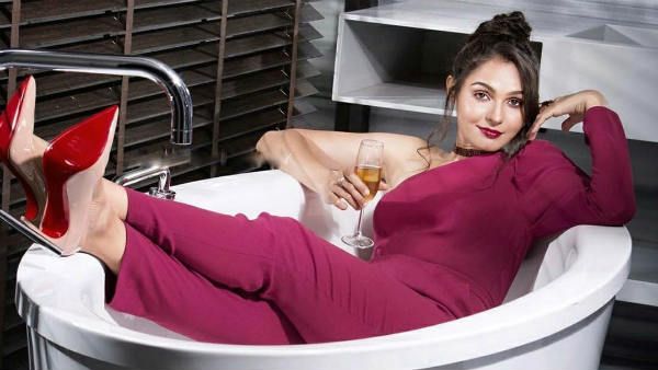 கையில் சரக்கு கிளாஸ்..டப்பாத்தில் படுத்து கொண்டு போஸ் கொடுத்த பிரபல நடிகை !