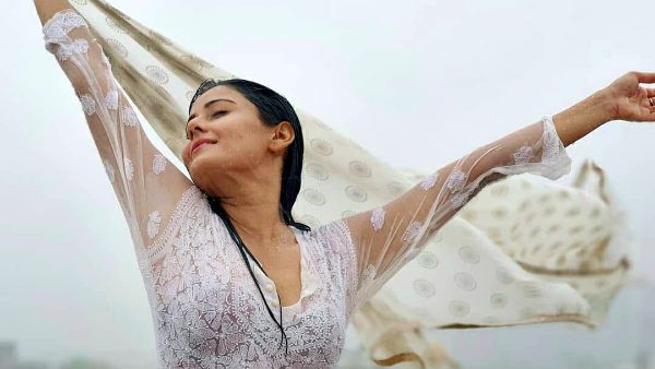 கொட்டும் மழையில் சொட்ட சொட்ட நனைந்தபடி.. அப்பட்டமாக அழகை காட்டிய பிரபல நடிகை !