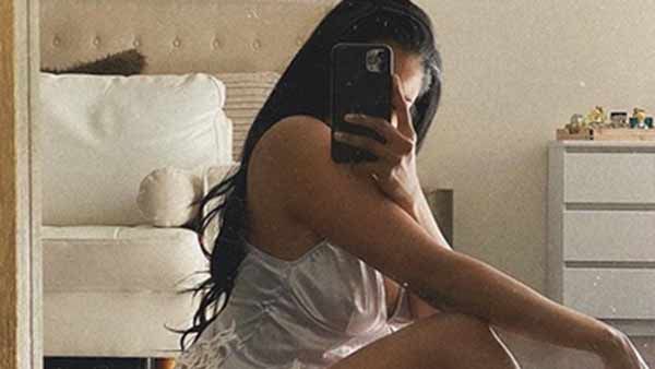 வீட்டில் செம ஃபிரியாக இருக்கும் இருட்டு அறையில் முரட்டு குத்து பட நடிகை.. வாயை பிளக்கும் ஃபேன்ஸ்!