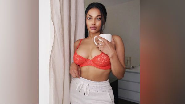 என்னம்மா இப்படி நிக்றீங்களேம்மா.. மேலாடையை மறந்து உள்ளாடையுடன் நிற்கும் பிரபல நடிகை!