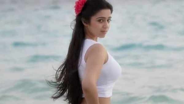 நடுக்கடலில் நடிகை சார்மி வெளியிட்ட கவர்ச்சி புகைப்படம் !