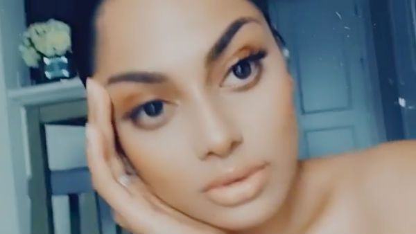 ஆடை அணியாமல் வளைத்து வளைத்து செல்பி.. அதுவரை காட்டி அலற விடும் இருட்டு அறையில் முரட்டு குத்து நடிகை!