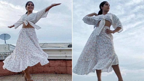 பாவாடை சட்டையில் பாவ்லாவாக கவர்ச்சி போஸ் கொடுத்த 96 குட்டி பொண்ணு... வைரலாகும் போட்டோஸ் !