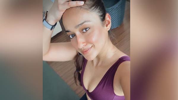 ஏற்கனவே ஒல்லி பெல்லி.. மீண்டும் எடை குறைந்த பிரபல நடிகை.. டாப் ஆங்கிள் செல்ஃபி வெளியிட்டு அசத்தல்!