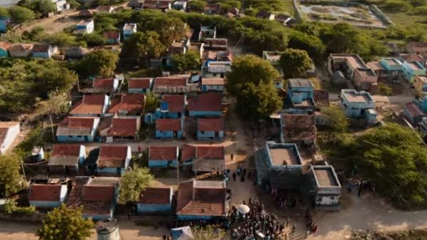 ப்பா.. ஒரு கிராமத்தையே செட் போட்டு உருவாக்கிட்டாங்களே.. வைரலாகும் ‘கர்ணன்’ மேக்கிங் வீடியோ!