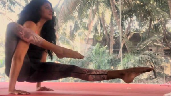 ஒரு காலை அந்தரத்தில் நீட்டி, இன்னொரு காலை கைக்குள் மாட்டி.. என்னாம்மா யோகா செய்றாரு கவிதா!