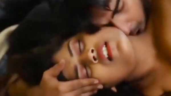 18+: படுக்கையறையில்.. பரபரக்கும் கைகள்.. பப்பி ஷேமில்.. சிறகடிக்கும் இளம் ஜோடி.. வைரலாகும் வீடியோ!