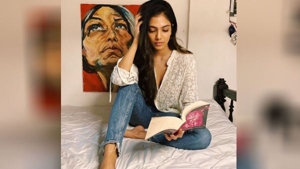 இந்த போஸ பார்த்தா புக் படிக்கிற மாதிரி இல்லையே.. மாஸ்டர் பட நடிகையை பங்கம் செய்யும் நெட்டிசன்ஸ்!